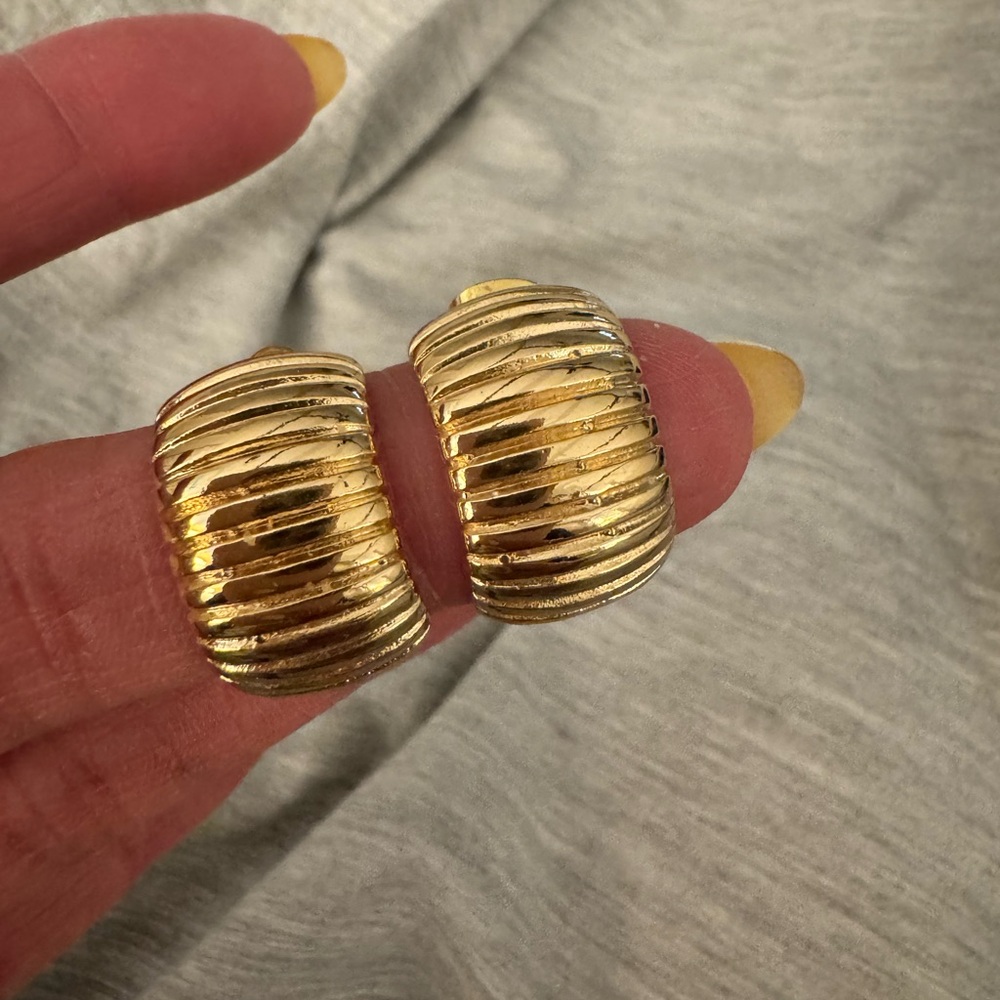 Elegant Gold-Toned Ribbed Earrings